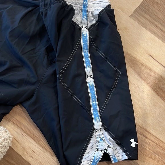 Under Armour sports shorts like new. Size XL - Picture 5 of 5